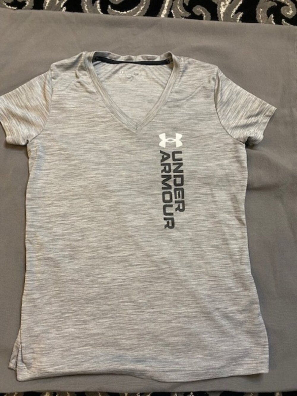 Under‎ Armour HeatGear Womens Grey V-Neck Short Sleeve T-Shirt Small